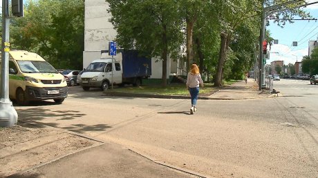 Пензенцам трудно переходить дорогу на улице Толстого