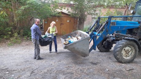 После критики в Пензе убрали мусор от гаражей на ул. Коммунистической