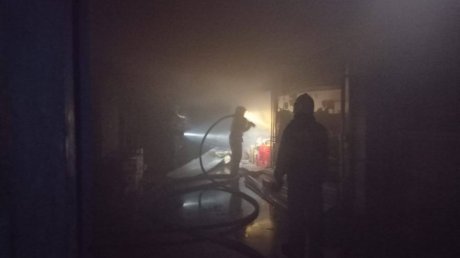 На севере Пензы потушили пожар в здании оптовой базы