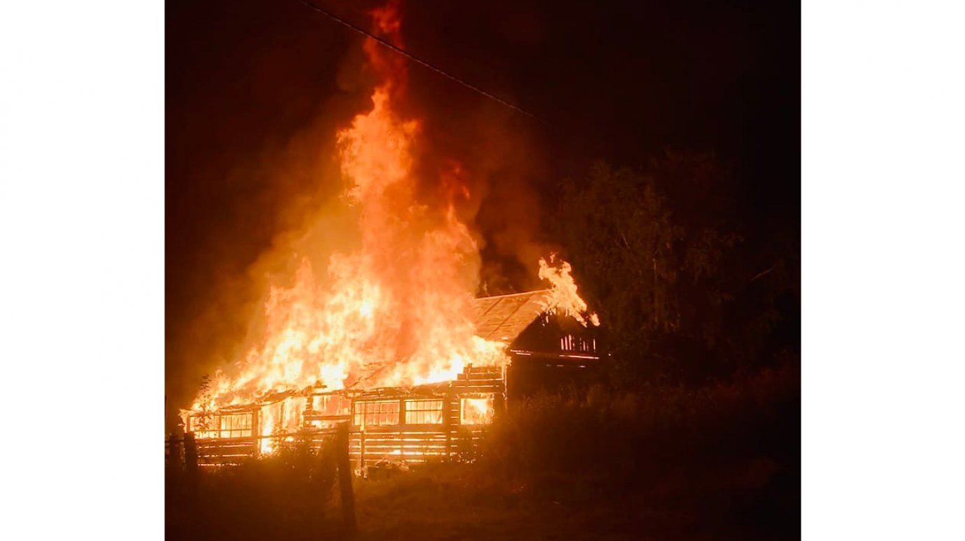 В селе Шемышейского района загорелся деревянный дом