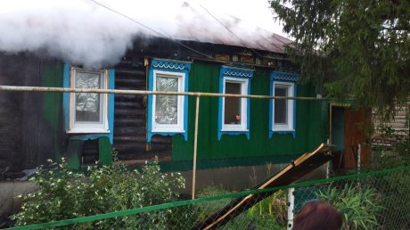 В селе Шемышейского района загорелся деревянный дом