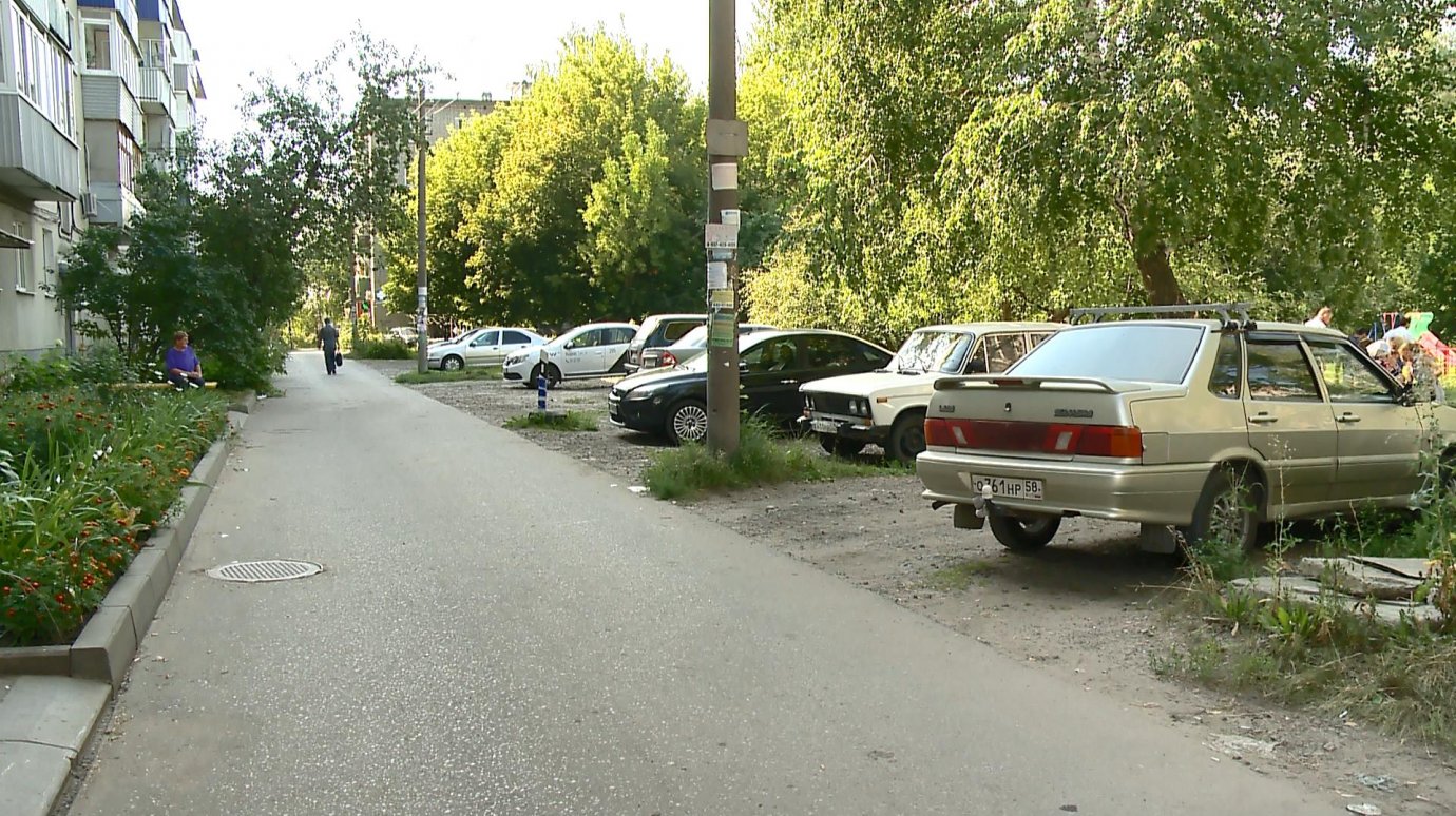 Жители домов на улице Чаадаева отстояли парковку во дворе