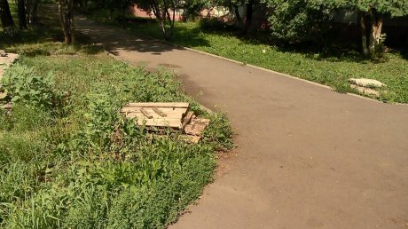 В Пензе рядом с детской площадкой исчезли крышки колодцев