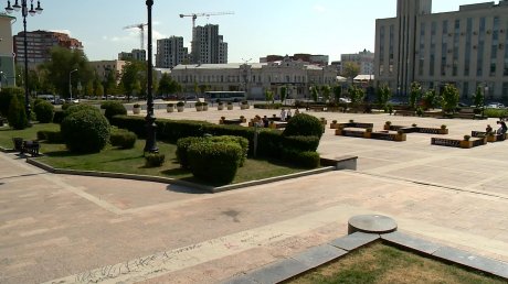 В Пензе плитку на площади Ленина очищают от художеств хулиганов
