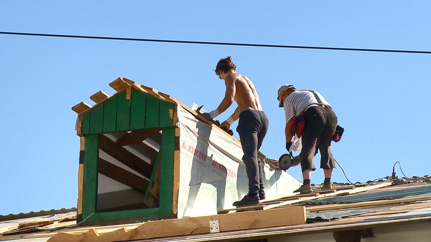 В Пензе ремонтируют крышу пристроя Архиерейского дома
