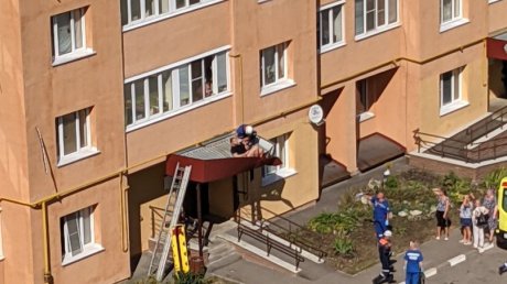 В Пензе на улице Антонова упал с высоты 20-летний парень