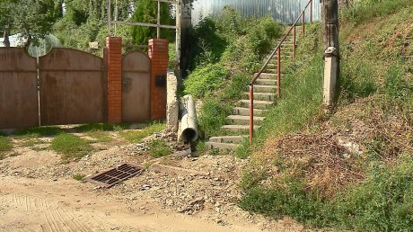 Жители домов на Овражной боятся разрушений из-за потоков воды