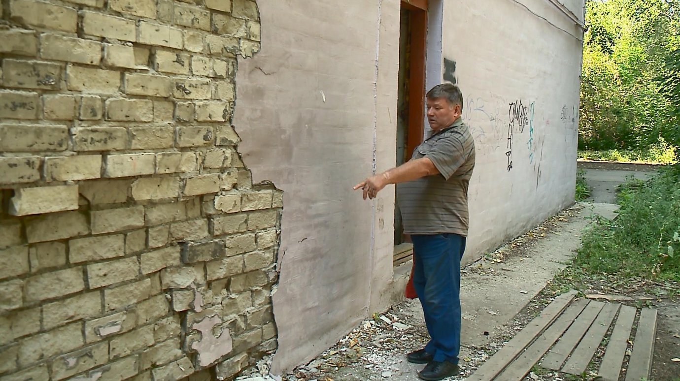 Восстановленный фасад на Ударной, 39, недолго радовал жильцов