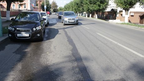 Заделали клочками: дороги после раскопок ремонтируют некачественно