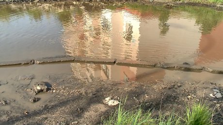 На улице Чапаева бесхозная дорога превратилась в водоем