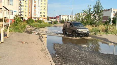 На улице Чапаева бесхозная дорога превратилась в водоем