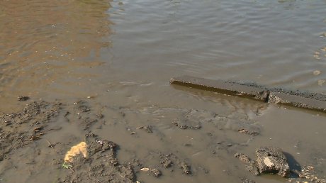 На улице Чапаева бесхозная дорога превратилась в водоем