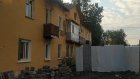 В Пензе застройщик поставил забор в метре от жилого дома