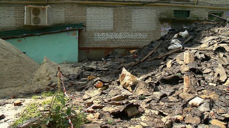 На Карпинского, 27, мусор после ремонта крыши остался во дворе