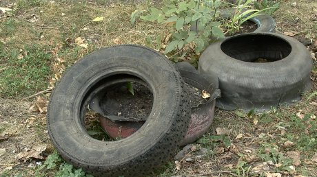На Карпинского, 27, мусор после ремонта крыши остался во дворе