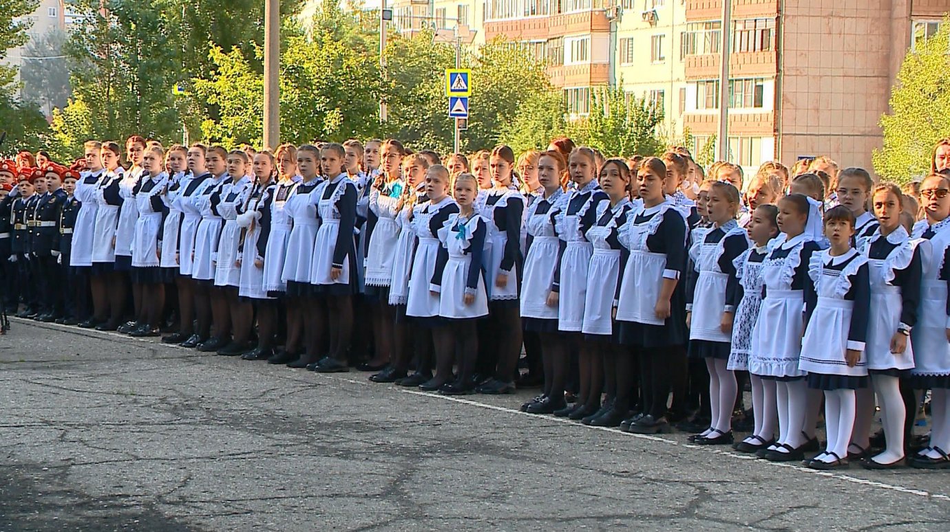Пензенские школьники начали неделю с подъема флага