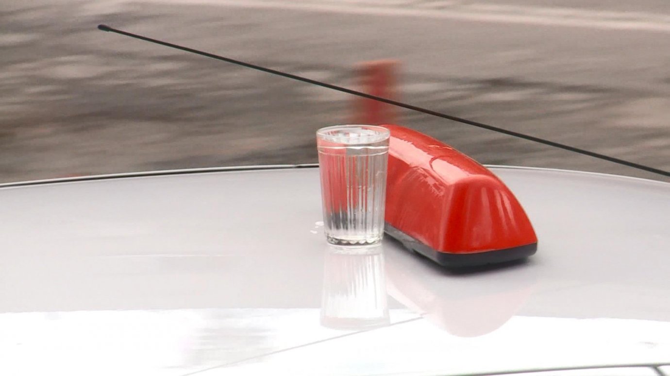 В Пензе таксисты провезли стаканы с водой на крышах машин