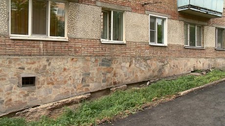Жители дома на ул. Свердлова бьют тревогу из-за разрушенной отмостки