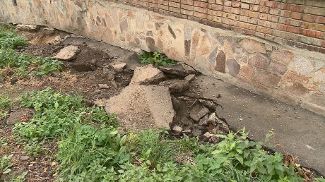 Жители дома на ул. Свердлова бьют тревогу из-за разрушенной отмостки