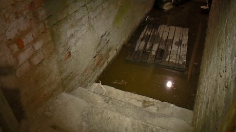 Вода вымыла цемент между плитами дома на улице Кирова