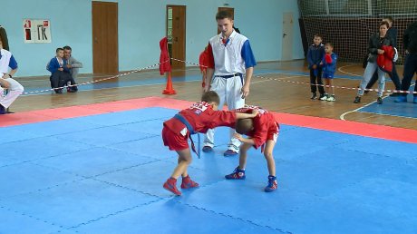 В турнире по самбо в Пензе приняли участие дети 6-12 лет