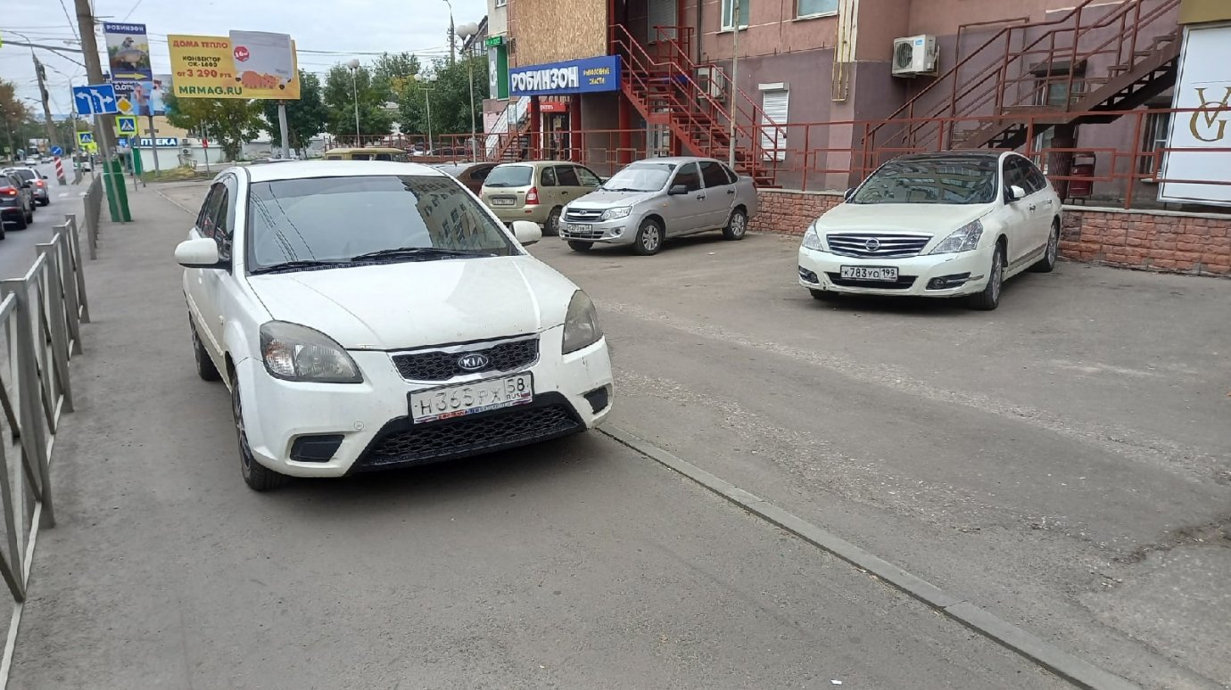 На ул. Калинина водитель счел удобным припарковаться на тротуаре