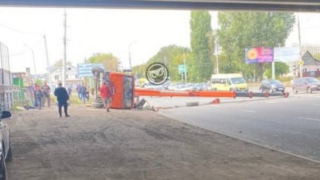На ул. Луначарского упал автокран и перекрыл три полосы движения