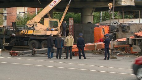 В Пензе рухнувший автокран поднимали несколько часов