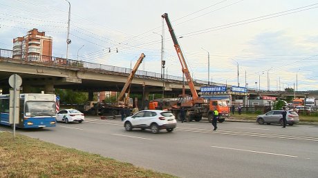 В Пензе рухнувший автокран поднимали несколько часов