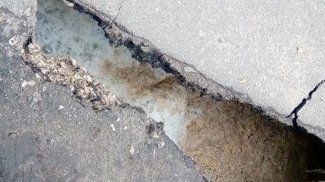 На тротуаре в Пензе образовался провал с грязной жижей