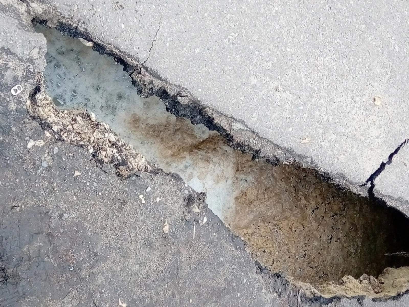 На тротуаре в Пензе образовался провал с грязной жижей