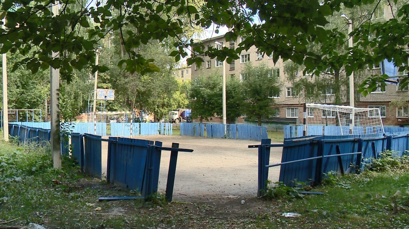 На Ленинградской улице дети сломали ограждение стадиона