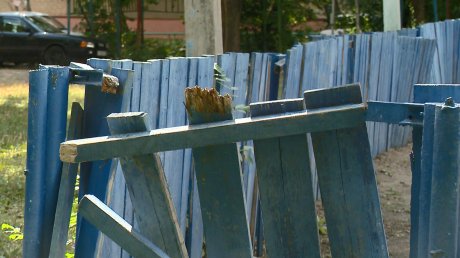 На Ленинградской улице дети сломали ограждение стадиона