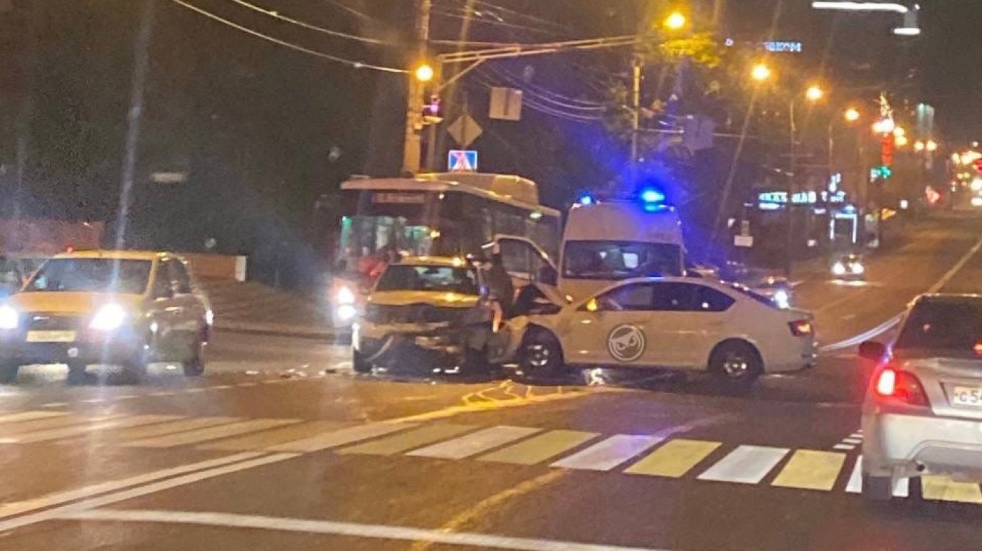 Авария вчера вечером в 21.00. Столкновение машин на перекрестке.