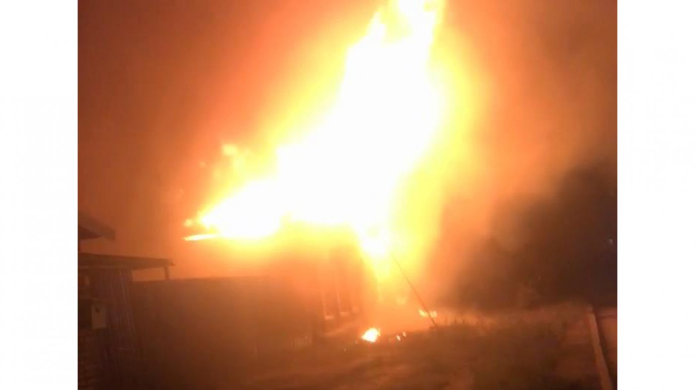 Ночной пожар на улице Чехова тушили 20 человек