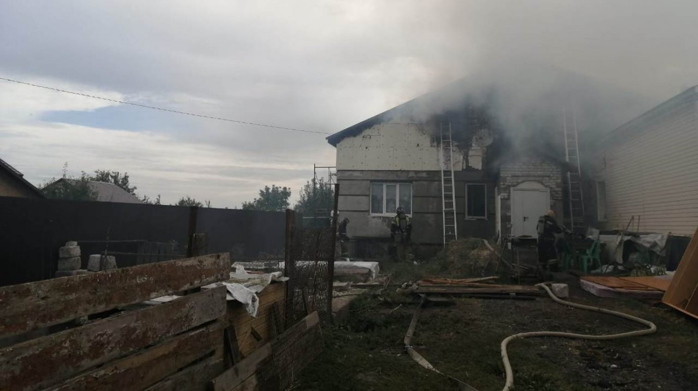 На улице Карпинского в Пензе сгорели крыши двух домов