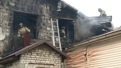 Соседи погорельцев на Карпинского назвали возможную причину пожара