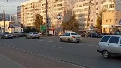 На улице Терновского водителю помогли потушить загоревшуюся «Волгу»