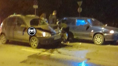 В аварии на улице Злобина разворотило два автомобиля