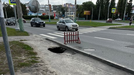 На улице Суворова в Пензе обрушилась часть тротуара