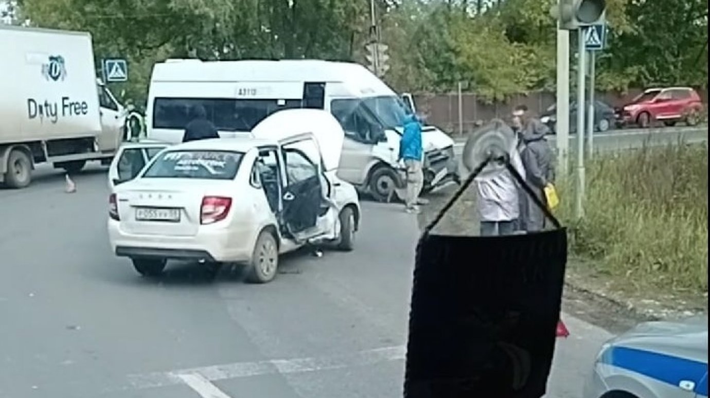 Момент ДТП с маршруткой на улице Нейтральной попал на камеру