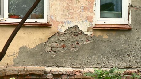 Из стен дома на улице Воровского высыпаются кирпичи