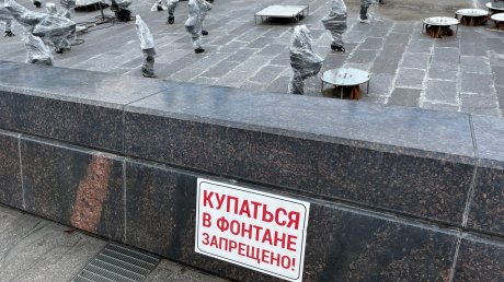 На улице Московской началась подготовка фонтана к зиме