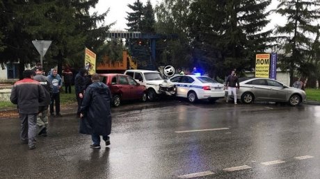 В Пензе произошла авария с КамАЗом и тремя легковушками
