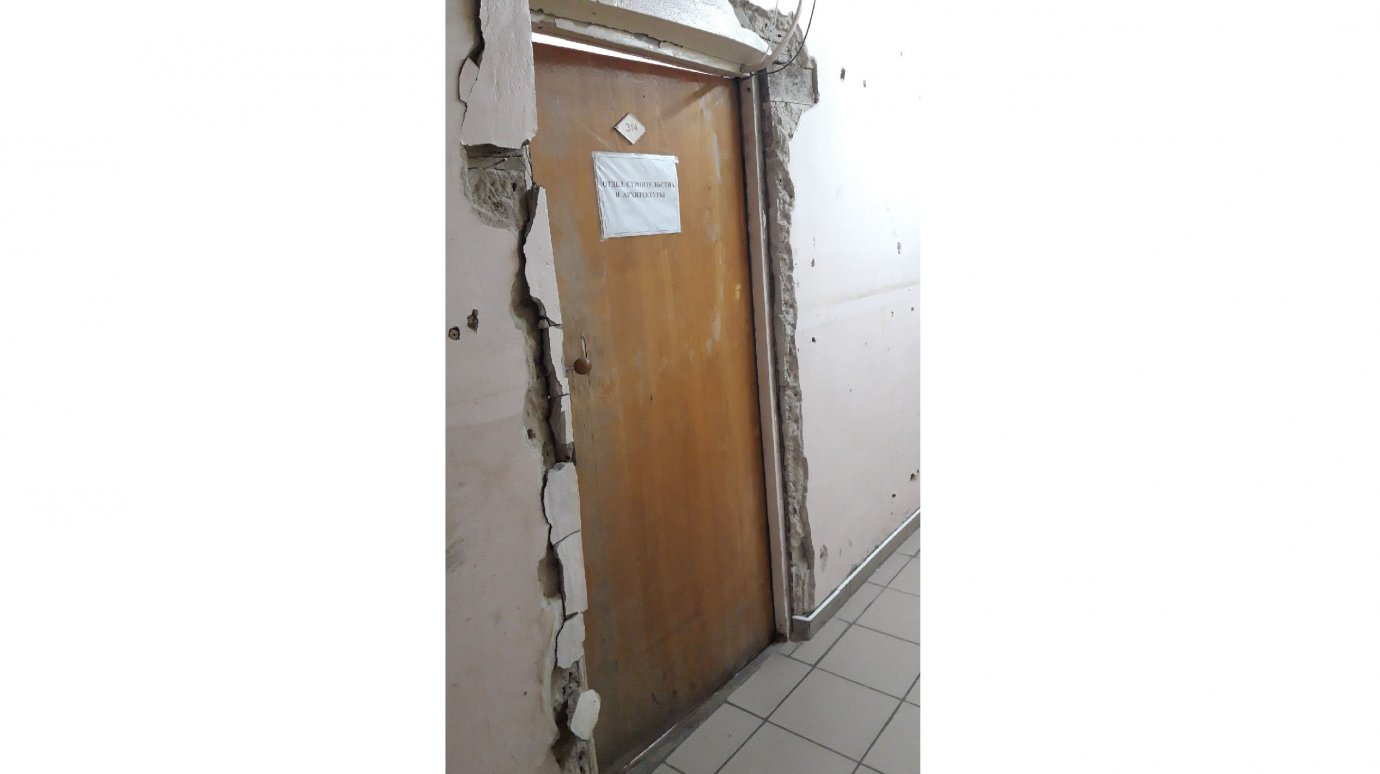 Пензенца шокировал вид двери в администрации Сердобского района