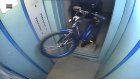 В Пензе кража детского велосипеда попала на камеру в лифте