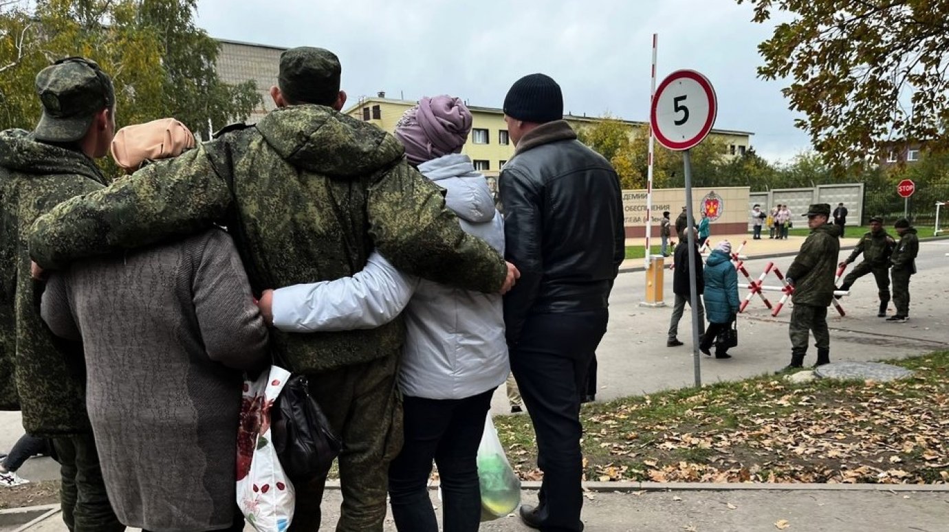 Свадьба не как у всех. В Пензе мобилизованных расписывают прямо на плацу