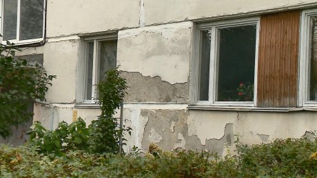 Жители пожаловались на обшарпанные стены дома на проспекте Победы