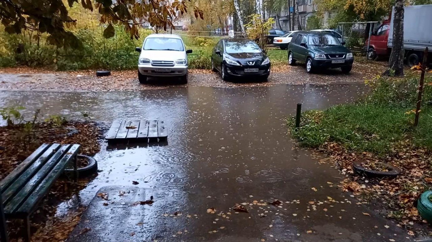 Потоп. Октябрь дождь. Дождь на улице. Грязный дождь в Липецке.