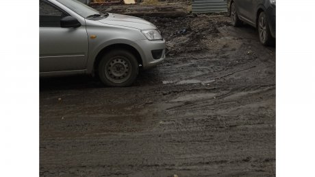 Двор у домов на улице Лядова стал грязевым болотом из-за ремонта труб